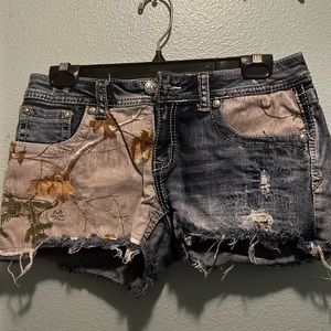 Grace in LA denim shorts. Sz 29